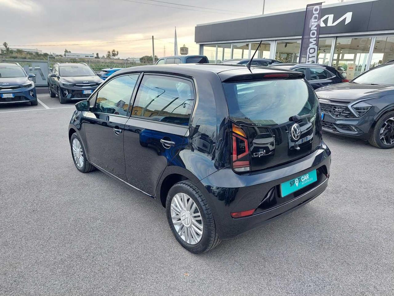 Volkswagen Volkswagen Up usata, con cielo in grigio luce