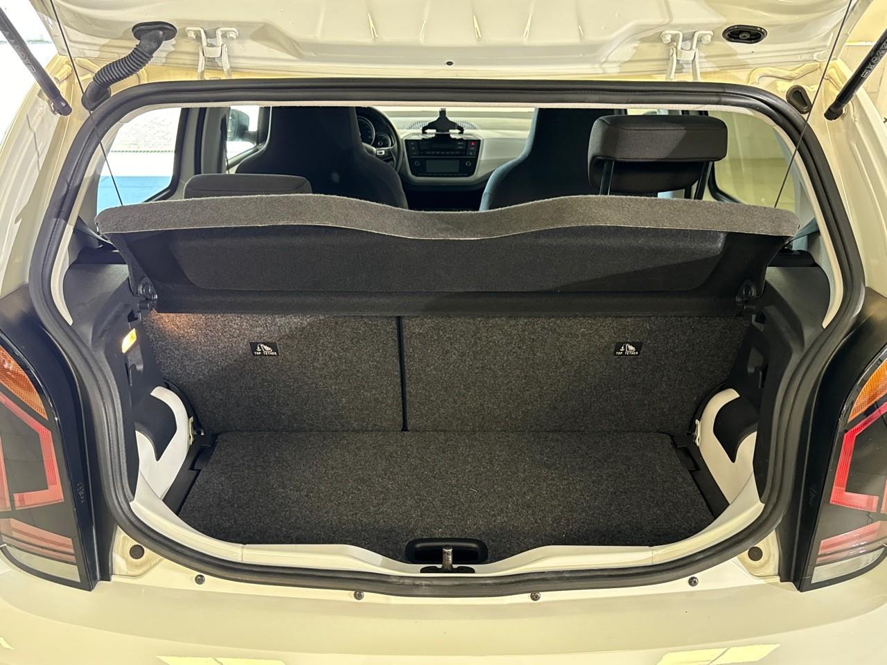 Volkswagen Volkswagen Up usata, con comandi audio al volante