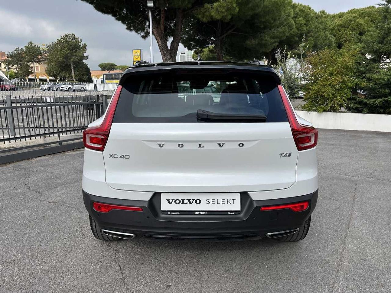 Volvo Volvo XC40 usata, con badge "r-design" nel lato destro del portellone posteriore