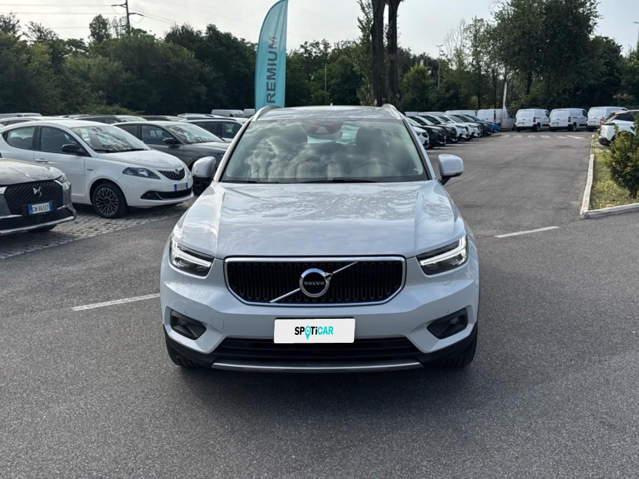 Volvo Volvo XC40 usata, con allerta luci di emergenza