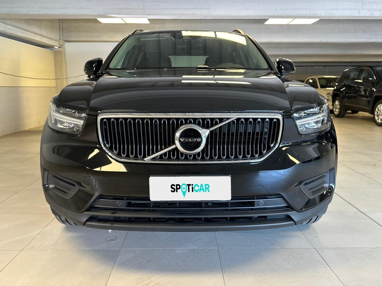 Volvo Volvo XC40 usata, con allerta luci di emergenza