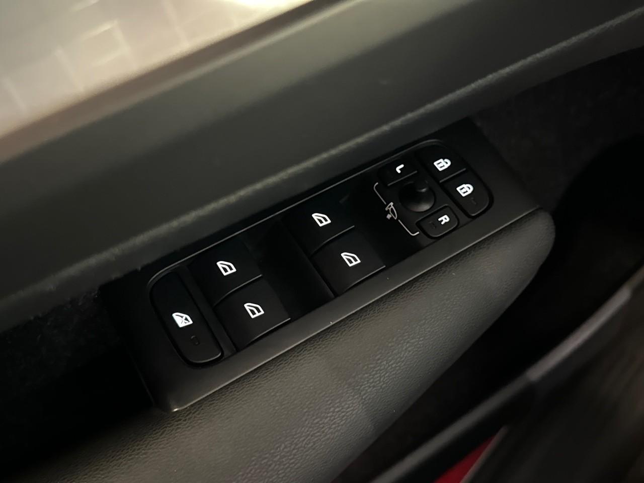 Volvo Volvo XC40 usata, con attivazione vocale include sistema audio, include comandi telefono e include comandi climatizzatore