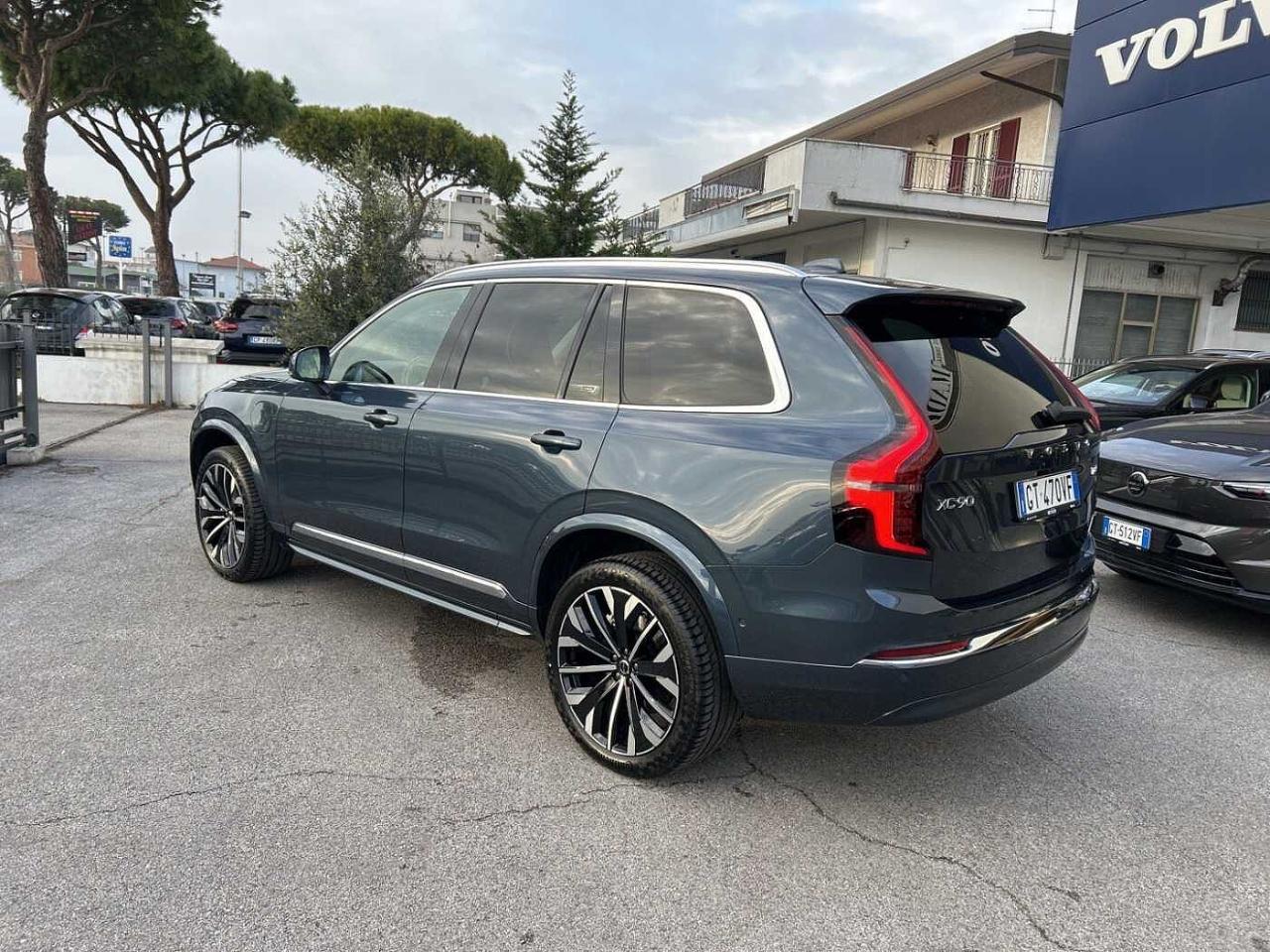 Volvo Volvo XC90 usata, con bracciolo con portabicchieri e vano portaoggetti su entrambi i lati della terza fila