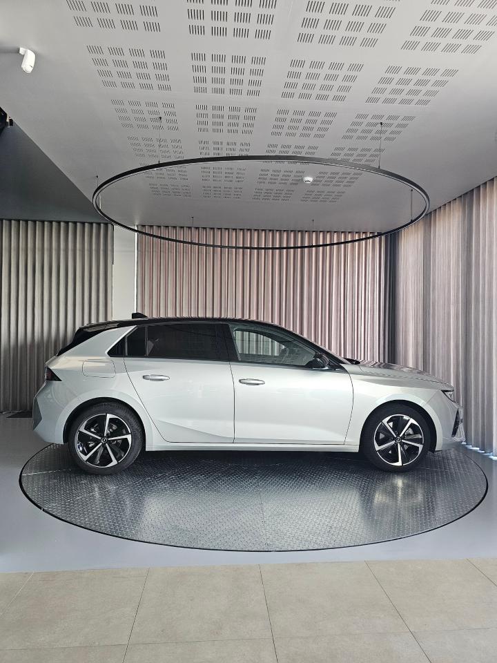opel astra 1.2 t hybrid gs edct — photo 2