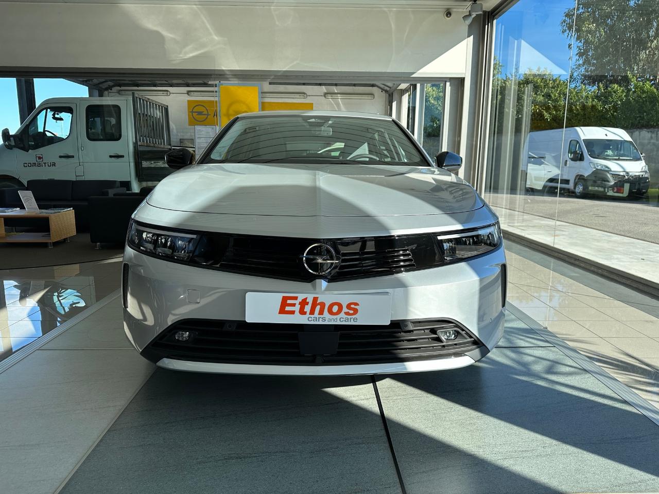 opel astra sports tourer edition 1.2t — photo 2