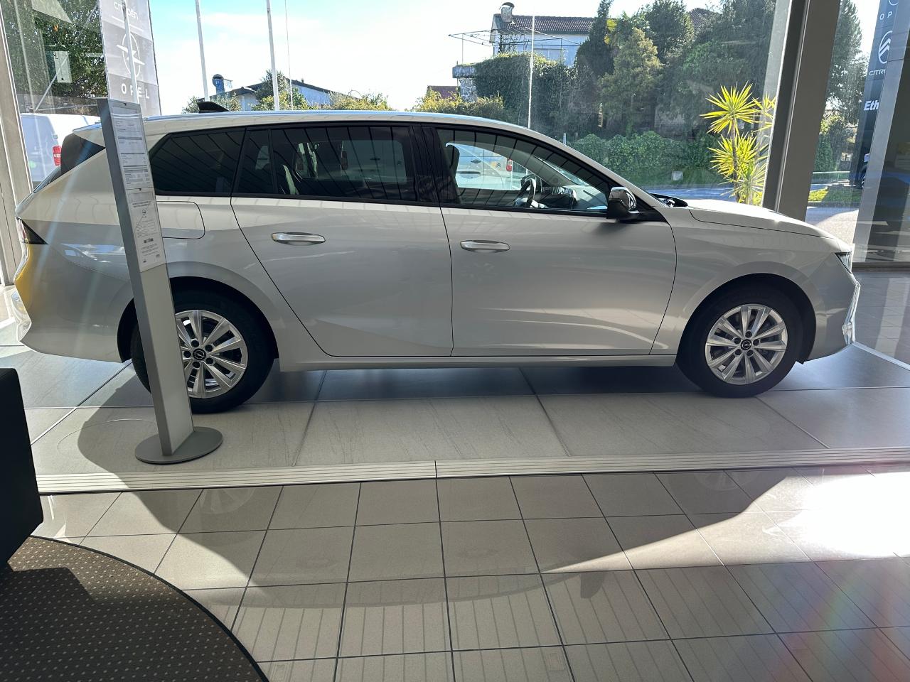 opel astra sports tourer edition 1.2t — photo 3