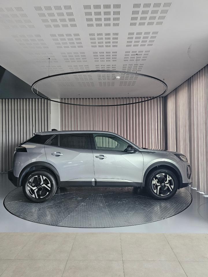 peugeot 2008 1.2 hybrid allure e-dcs6 — photo 2