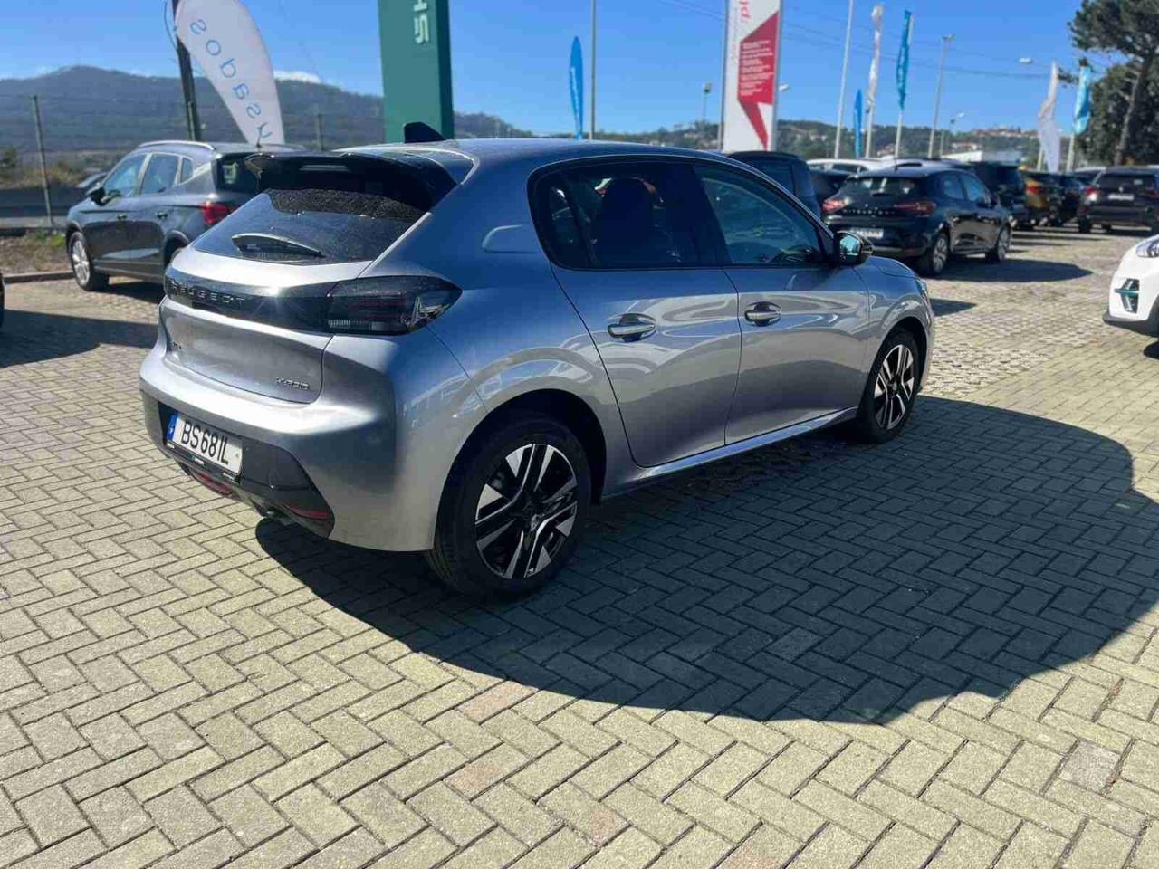 peugeot 208 1.2 hybrid allure e-dcs6 — photo 4