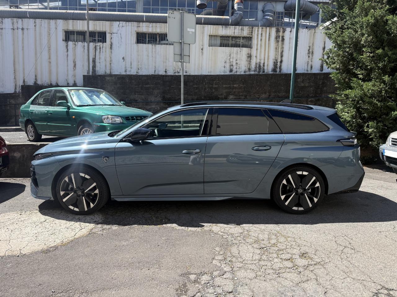 peugeot 308 sw gt hybrid 145 cv e-dcs6 — photo 3