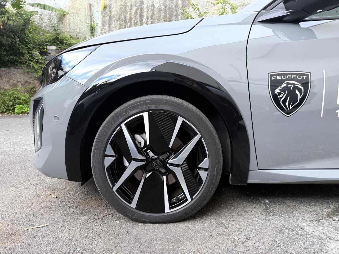 peugeot 208 e-208 51 kwh gt — photo 3