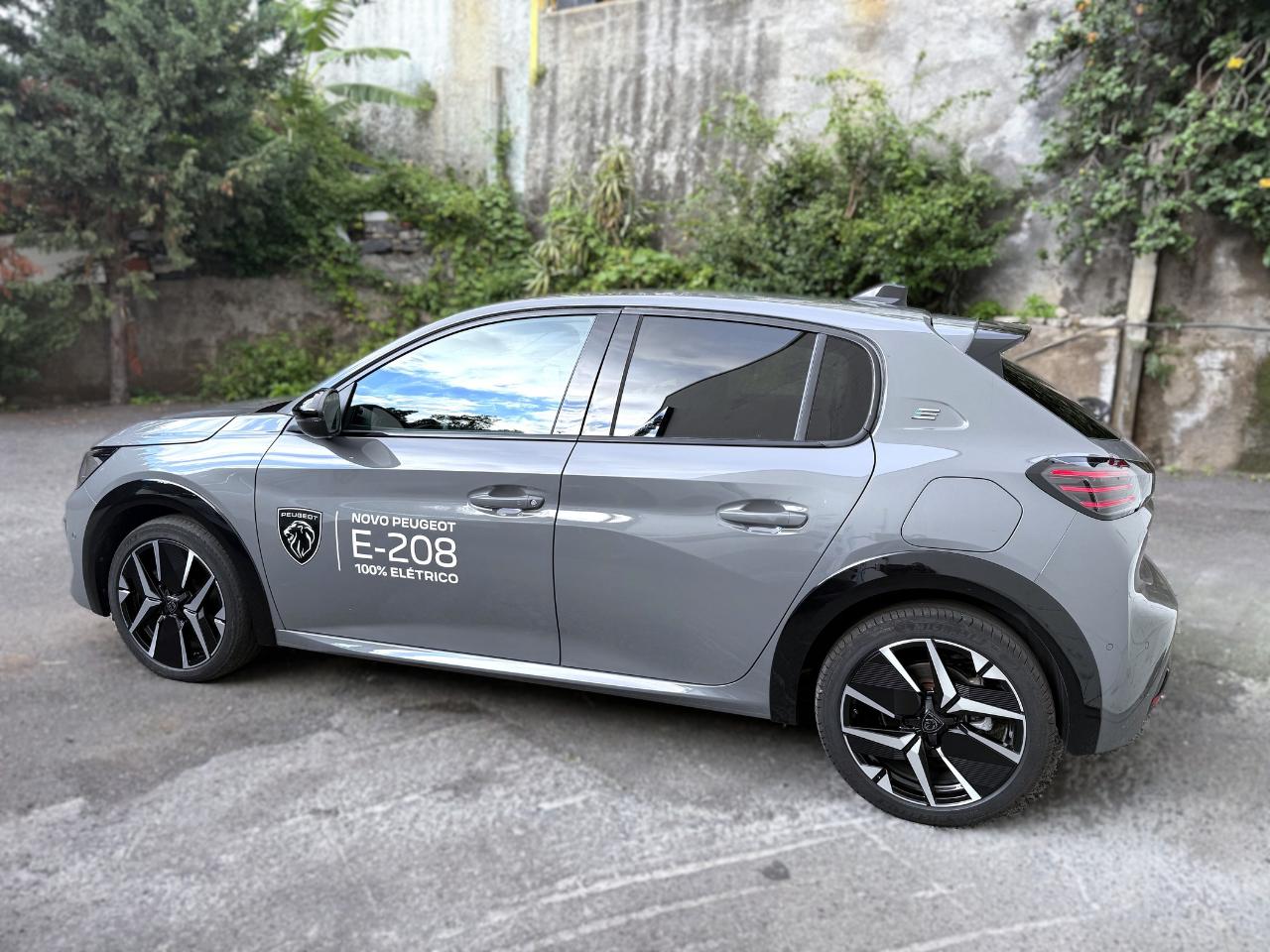 peugeot 208 e-208 51 kwh gt — photo 4
