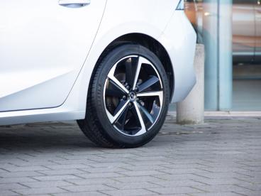 SPOTICAR Opel Astra Gs 1.2t At8 130pk |360° Camera|gps| Occasions - Berline Essence Argent - Veurne - 400363672_5