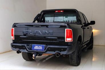 SPOTICAR Ram Classic 5.7 V8 Gasolina Laramie Night Edition Cd 4x4 Autom Usada - Hatch Gasolina Preto - Teresina - 500033144_3