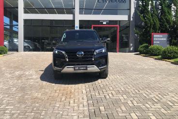 SPOTICAR Toyota Hilux 2.8 D-4d Turbo Diesel Cd Gr-s 4x4 Automatico Usada - Picape Diesel Preto - Capinzal - 500044506_1