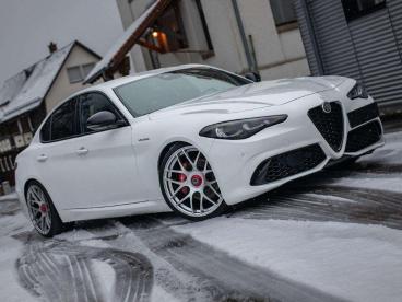 ALFA ROMEO CERTIFIED Alfa Romeo Giulia Veloce My24 2.0 Q4 Vom Ar Vertragshandler Gebraucht - Limousine Benzin Weiß - Moenchweiler - 1186033_1