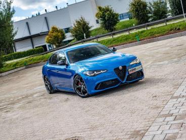 ALFA ROMEO CERTIFIED Alfa Romeo Giulia Competizione My23 2.0 Q4 Vom Ar Vertragsh Gebraucht - Limousine Benzin Hellblau - Moenchweiler - 1192441_1