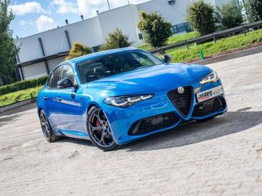 ALFA ROMEO CERTIFIED Alfa Romeo Giulia Competizione My23 2.0 Q4 Vom Ar Vertragsh Gebraucht - Limousine Benzin Hellblau - Moenchweiler - 1192441_4