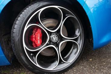 ALFA ROMEO CERTIFIED Alfa Romeo Giulia Competizione 2.0 Q4 Pano Vom Ar Vertragsh Gebraucht - Limousine Benzin Hellblau - Moenchweiler - 1222103_5