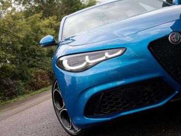 ALFA ROMEO CERTIFIED Alfa Romeo Giulia Competizione 2.0 Q4 Vom Ar Vertragshandle Gebraucht - Limousine Benzin Hellblau - Moenchweiler - 1222676_1