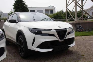 SPOTICAR Alfa Romeo Junior Q4 Junior 1.2 Vgt Ibrida Speciale Sport-p Gebraucht - Limousine Hybrid Weiß - Moenchweiler - 801354122_2