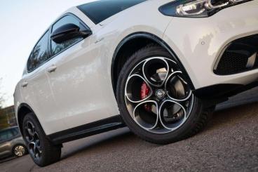 ALFA ROMEO CERTIFIED Alfa Romeo Stelvio Veloce 2.0 My24 Q4 Vom Ar Vertragshandle Gebraucht - Suv Benzin Weiß - Moenchweiler - 1222102_3