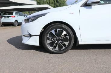 SPOTICAR Kia Ceed  Gebraucht - Limousine Benzin Weiß - Wangen Im Allgäu - 1201316564_3