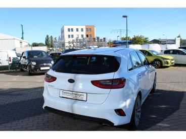 SPOTICAR Kia Ceed Cee-d Ceed Gebraucht - Limousine Benzin Weiß - Potsdam - 1201349574_3
