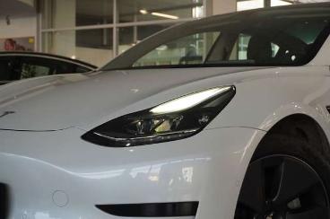 SPOTICAR Tesla Model 3 Standard Range Plus Navi/kamera/sh/pano Gebraucht - Limousine Elektro Weiß - Schöningen - 1201240538_4