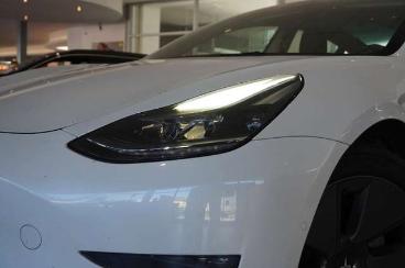 SPOTICAR Tesla Model 3 Longrange Dual-motor Navi/kamera/pano/sh Gebraucht - Limousine Elektro Weiß - Schöningen - 1201278752_4