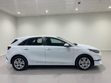 SPOTICAR Kia Ceed Cee-d 1.6 Mhev Imt 100kw (136cv) Drive Ocasion - Berlina Diésel Blanco - Almería - 1202109410_4