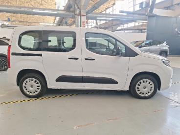 SPOTICAR Opel Combo Bev 50kwh  L Edition Plus Ocasion - Familiar Eléctrico Blanco - Barcelona - 1202128250_4