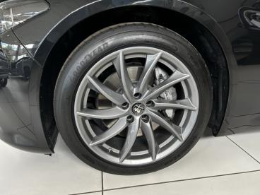 ALFA ROMEO CERTIFIED Alfa Romeo Giulia 2.2 Diesel 160ch Ti At8 occasion certifiée - Berline Diesel Noir Vulcano Métallisée - Vert Saint Denis - 3132782_3