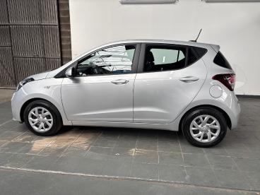 SPOTICAR Hyundai I10 1.0 67 Eco Intuitive Occasion - Citadine Essence Gris - St Etienne - 1203712441_4