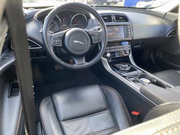 SPOTICAR Jaguar Xe 2.0d 180ch Prestige Auto Occasion - Berline Diesel Gris Foncé - St-georges-sur-loire - 1204033316_2