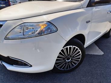 SPOTICAR Lancia Ypsilon 1.2 8v 69 Ch Stop&start Gold Occasion - Citadine Essence Blanc - Savigny Le Temple - 1204009810_2