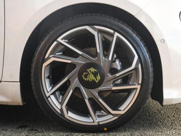 SPOTICAR Abarth 500e 42kwh Turismo Auto 3dr Used Car - Saloon Electric White - Nuneaton - 1200549855_5