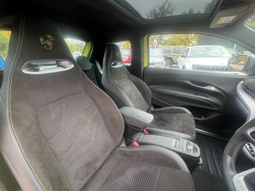 SPOTICAR Abarth 500e 42kwh Scorpionissima Auto 3dr Used Car - Saloon Electric Green - Leicester - 1200549929_4