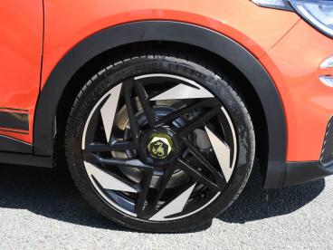 SPOTICAR Abarth 600e 54kwh Auto 5dr Used Car - Suv Electric Orange - Nuneaton - 1200526789_5