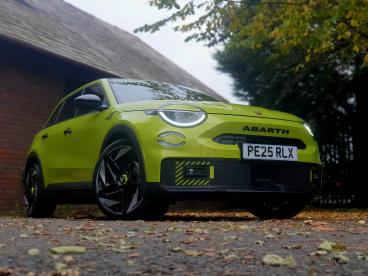 SPOTICAR Abarth 600e 54kwh Auto 5dr Used Car - Suv Electric Green - Accrington - 1200527386_2