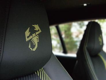 SPOTICAR Abarth 600e 54kwh Auto 5dr Used Car - Suv Electric Green - Accrington - 1200527386_3