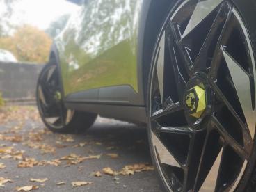 SPOTICAR Abarth 600e 54kwh Auto 5dr Used Car - Suv Electric Green - Accrington - 1200527386_4