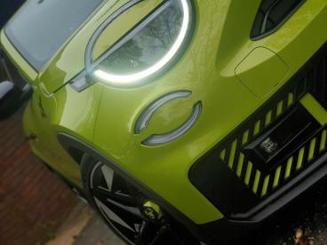 SPOTICAR Abarth 600e 54kwh Auto 5dr Used Car - Suv Electric Green - Accrington - 1200527386_5