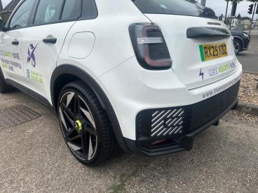 SPOTICAR Abarth 600e 54kwh Auto 5dr Used Car - Suv Electric White - Slough - 1200535749_5