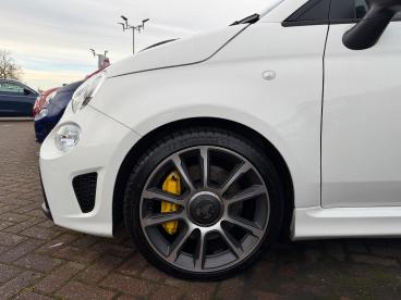 SPOTICAR Abarth 695 1.4 T-jet Turismo Auto Euro 6 3dr Used Car - City Car Petrol White - Slough - 1200565875_5