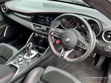 ALFA ROMEO CERTIFIED Alfa Romeo Giulia 2.9 V6 Bi-turbo Quadrifoglio Auto Euro 6 (s/s) 4dr Used Car - Saloon Petrol Red - Leicester - 529232_3