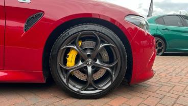 ALFA ROMEO CERTIFIED Alfa Romeo Giulia 2.9 V6 Bi-turbo Quadrifoglio Auto Euro 6 (s/s) 4dr Used Car - Saloon Petrol Red - Leicester - 529232_4