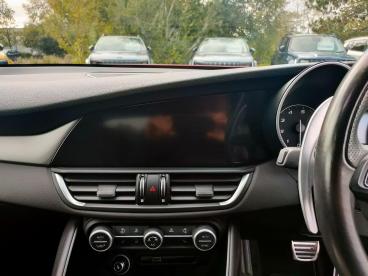 ALFA ROMEO CERTIFIED Alfa Romeo Giulia 2.0t Veloce Auto Euro 6 (s/s) 4dr Used Car - Saloon Petrol Red - Kidlington - 550070_5