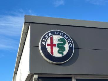 ALFA ROMEO CERTIFIED Alfa Romeo Giulia 2.9 V6 Bi-turbo Quadrifoglio Auto Euro 6 (s/s) 4dr Used Car - Saloon Petrol Blue - Kidlington - 553574_4