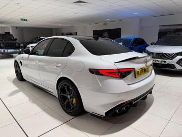 ALFA ROMEO CERTIFIED Alfa Romeo Giulia 2.9 V6 Bi-turbo Quadrifoglio Auto Euro 6 (s/s) 4dr Used Car - Saloon Petrol White - Slough - 555613_2
