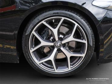 ALFA ROMEO CERTIFIED Alfa Romeo Giulia 2.0t Veloce Auto Euro 6 (s/s) 4dr Used Car - Saloon Petrol Black - Nuneaton - 555701_4